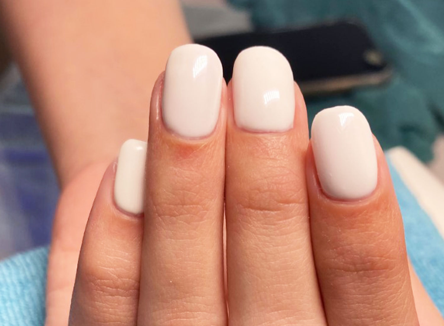 Vernis-Semi-Permanent_Chez_Ana_Onglerie_Marly_Fribourg_Manicure_Soin_des_Mains